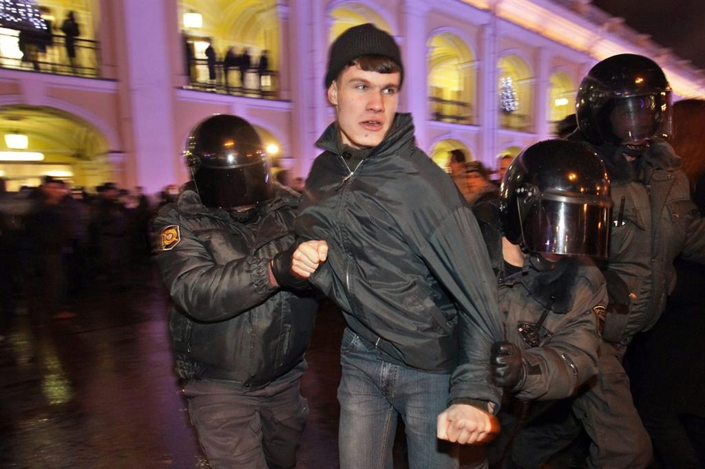 Un giovane manifestante contro le politiche del governo fermato dalla polizia a San Pietroburgo (Ansa)