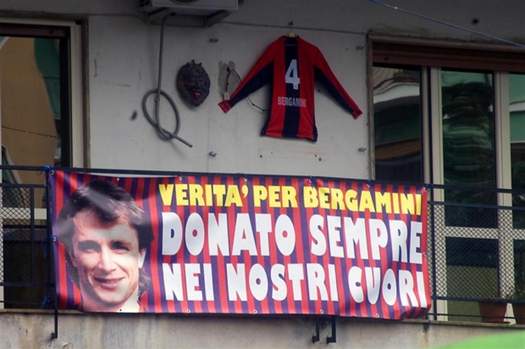 Uno striscione che chiede verità sulla tragica fine del calciatore Donato Bergamini