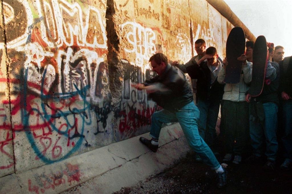 L'assalto al Muro di Berlino nel dicembre 1989 (archivio Fotogramma)