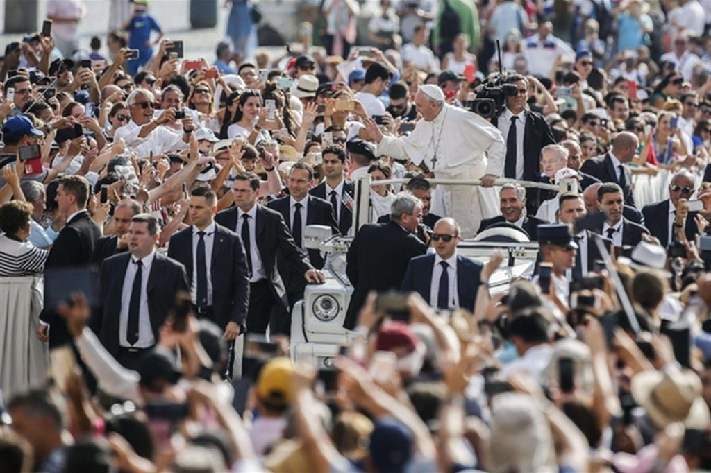 Il Papa: «I malati non sono da scartare, sono da curare e da accudire»