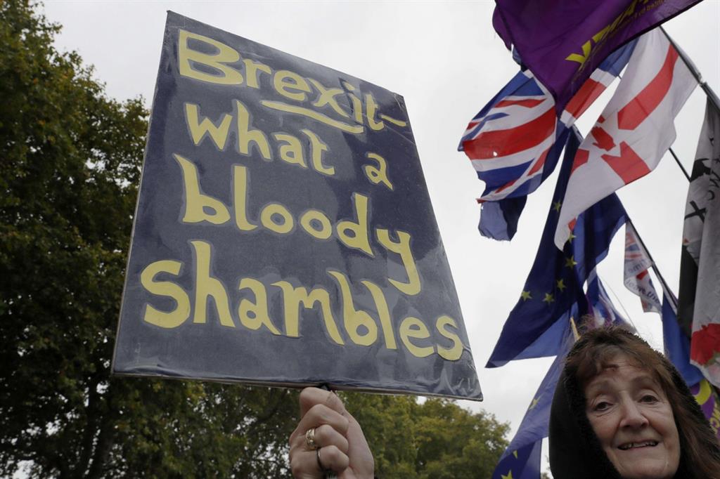Fuori da Westminster un manifestante contro la Brexit protesta definendo "caos" l'uscita della Gran Bretagna dalla Ue