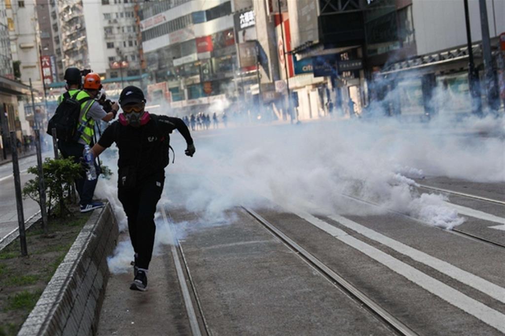 Ancora lacrimogeni nel centro commerciale di Hong Kong (Ansa)