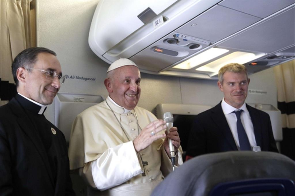 Il Papa risponde alle domande dei giornalisti sul volo di ritorno dall'Africa (Ansa)