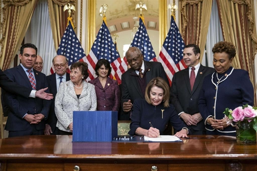 Nancy Pelosi, speaker democratica, firma provvedimento da 328 miliardi di dollari per evitare un altro shutdown (Ansa)
