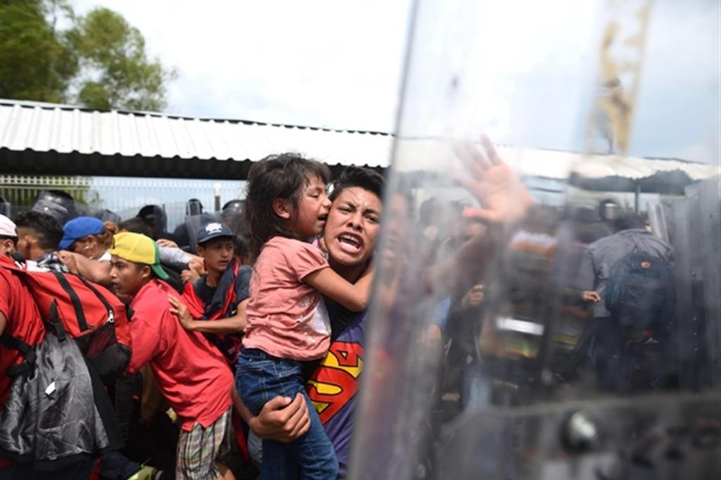 Migranti alla frontiera tra Guatemala e Messico (Ansa)