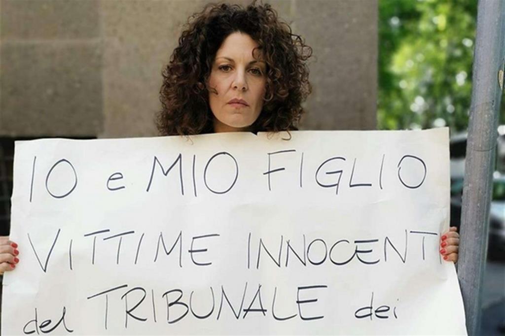 Laura Massaro: «Io e mio figlio vittime innocenti del Tribunale dei minori e della Ctu»