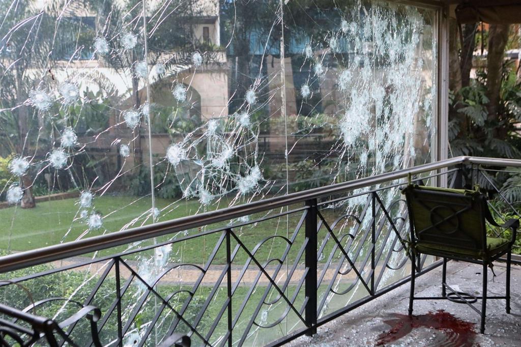 Una vetrata del DusitD2 hotel, l'albergo attaccato a Nairobi (Ansa)
