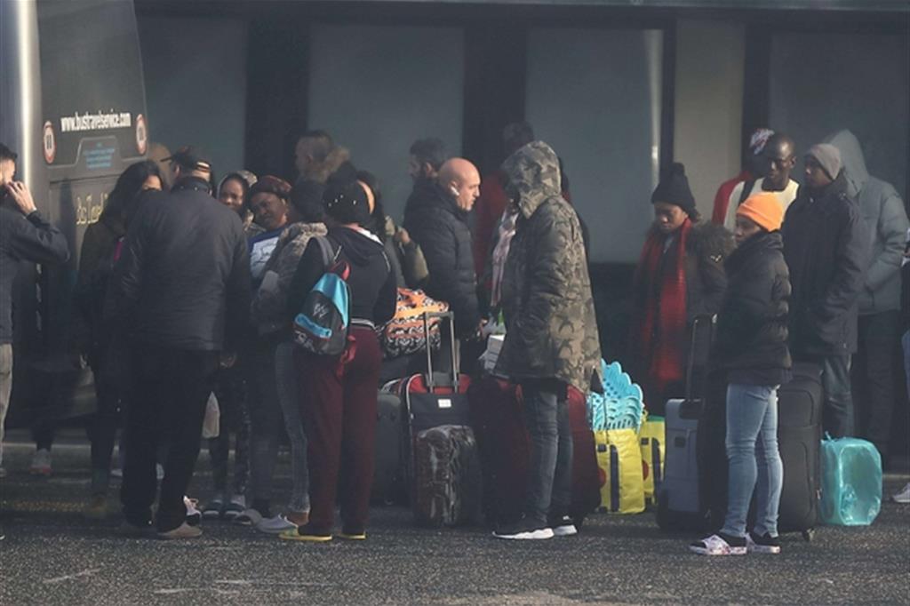 Le persone allontanate dal Centro di accoglienza di Castelnuovo di Porto (Fotogramma)