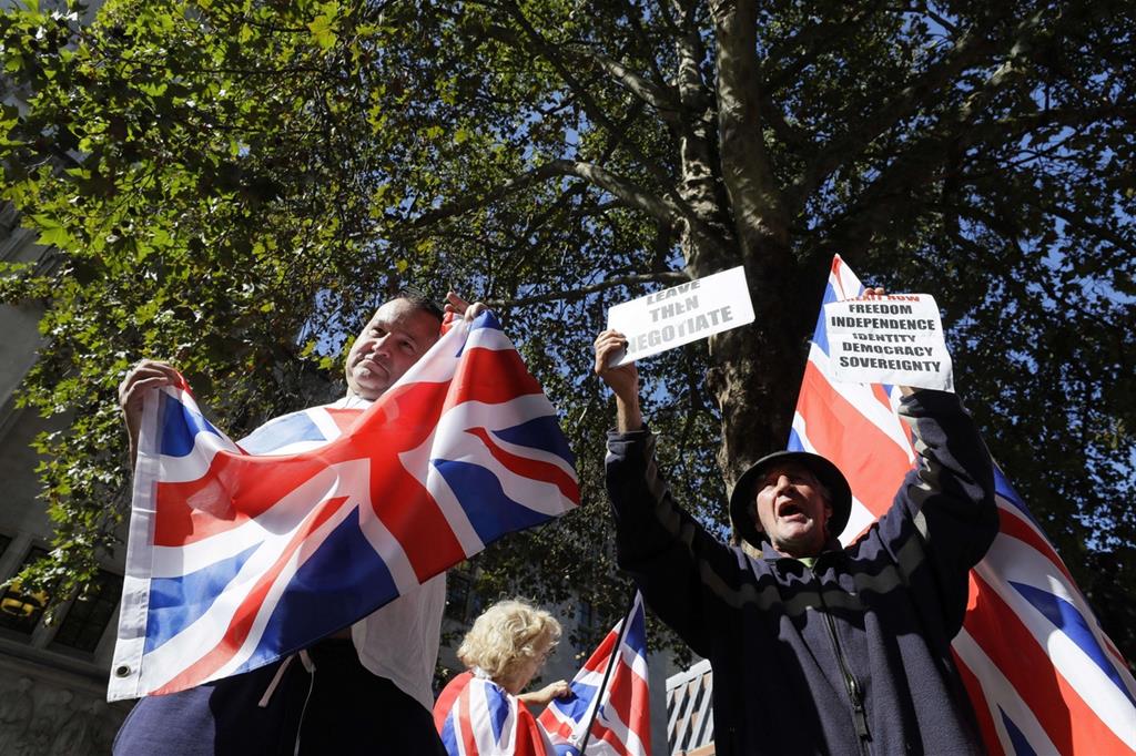Manifestanti davanti alla Corte Suprema di Londra, chiamata a decidere sulla legittimità della sospensione del Parlamento fino al 14 ottobre voluta dal premier Johnson (Ansa)