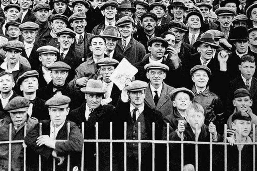 Folla in uno stadio inglese negli anni Trenta