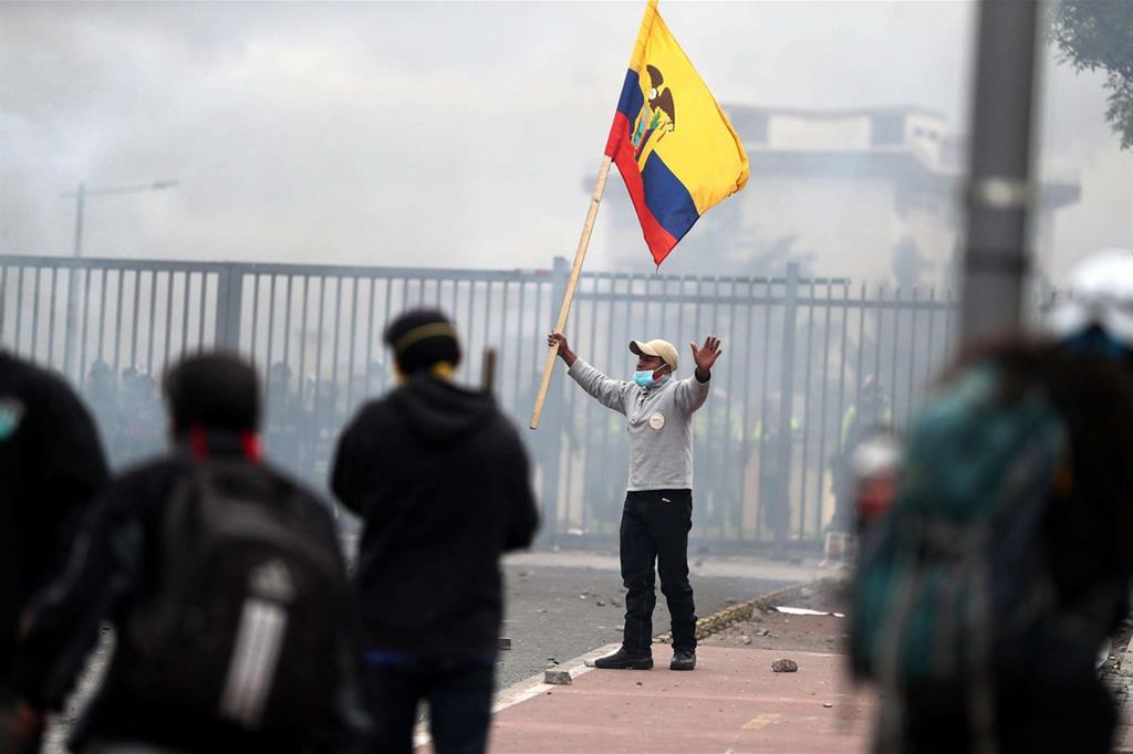 Le proteste degli indigeni fuori dal Parlamento in Ecuador (Ansa)