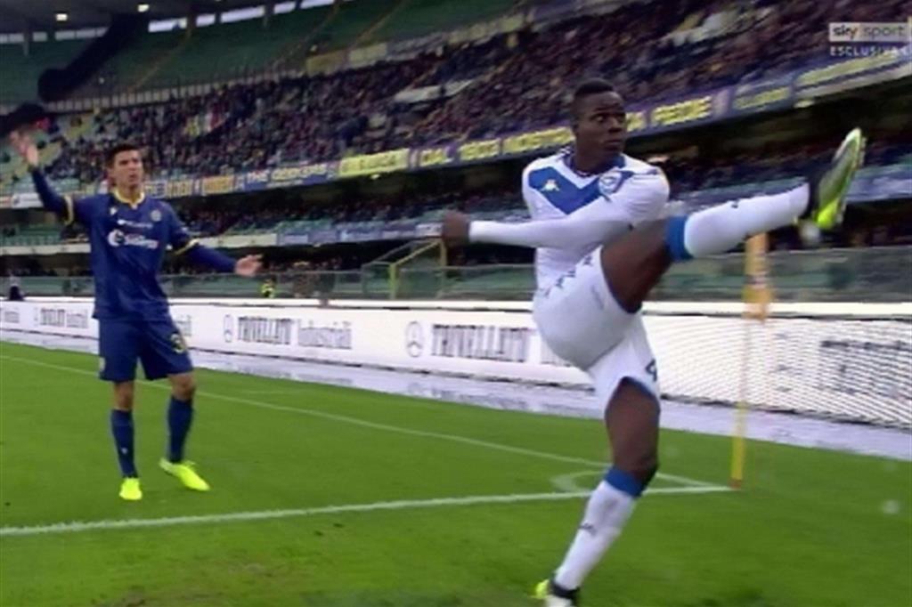 Il fermo immagine tratto da Sky Sport mostra Balotelli mentra calcia il pallone verso gli spalti