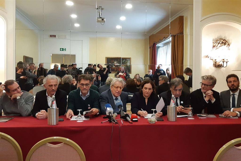 Da sinistra: i sindaci De Magistris, Coletta, Merola (al centro il presidente di "A Buon Diritto" Manconi) Colau, Orlando, Santisteve, Italia (foto Luca Liverani)