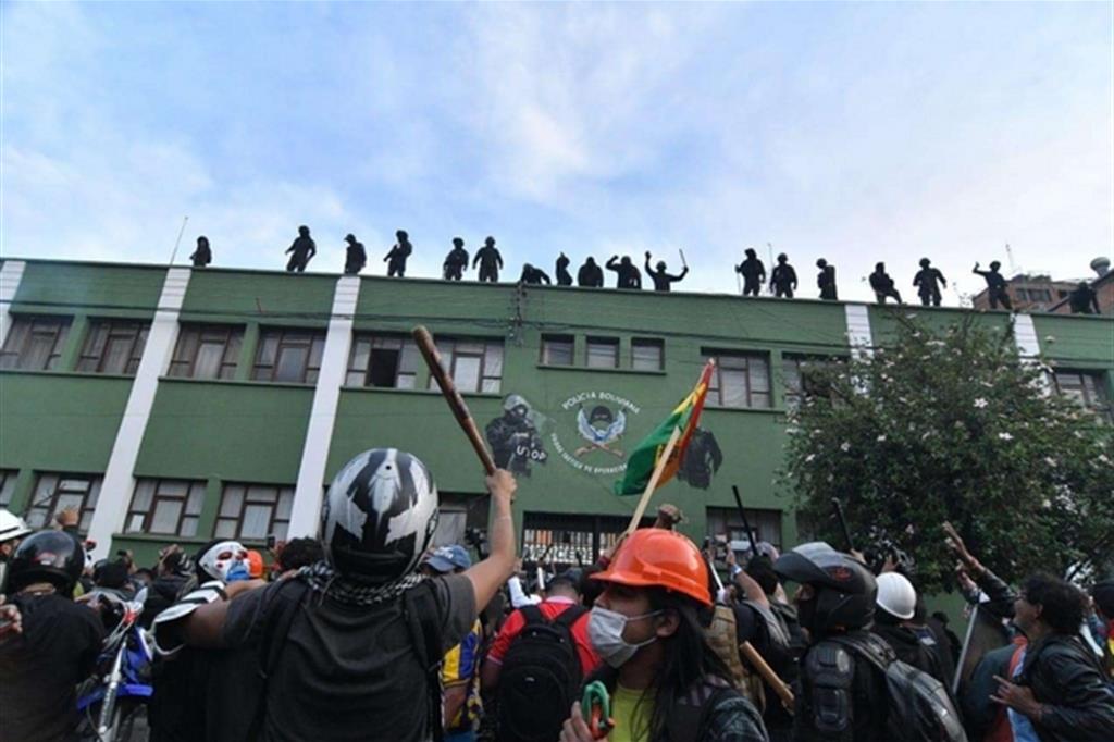 La protesta degli agenti di polizia a Cochabamba (Ansa)