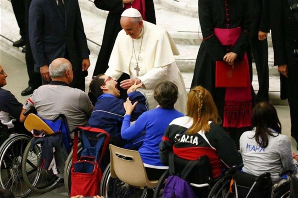 Il Papa: rendere il mondo più umano e garantire dignità ai disabili