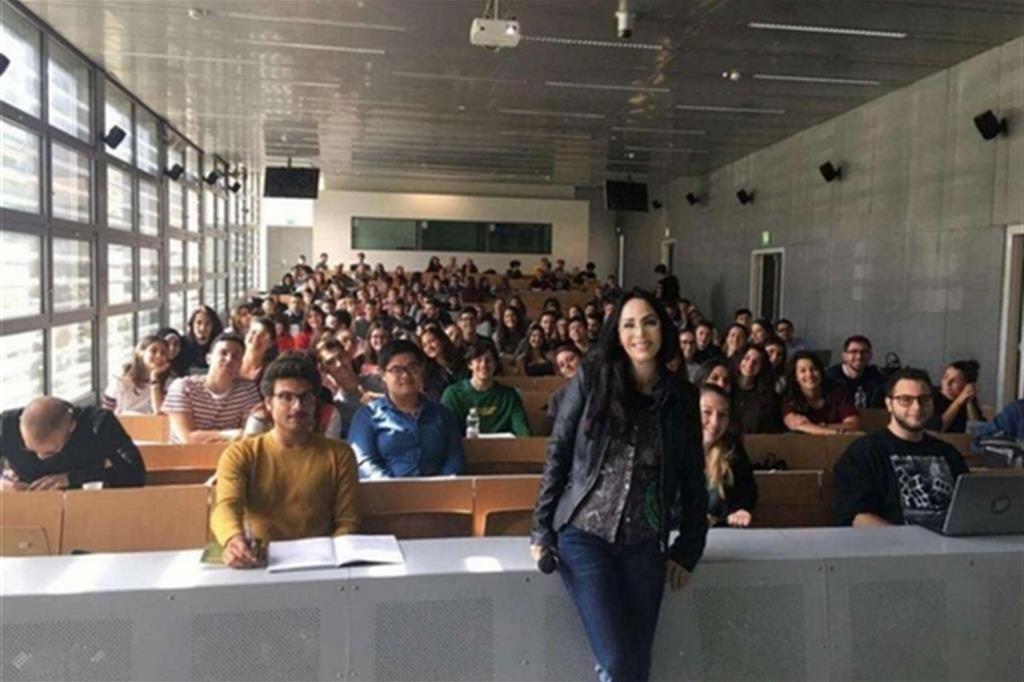Campagna di solidarietà. Luisa Stracqualursi, docente di Statistica all’Università di Bologna, con i suoi studenti