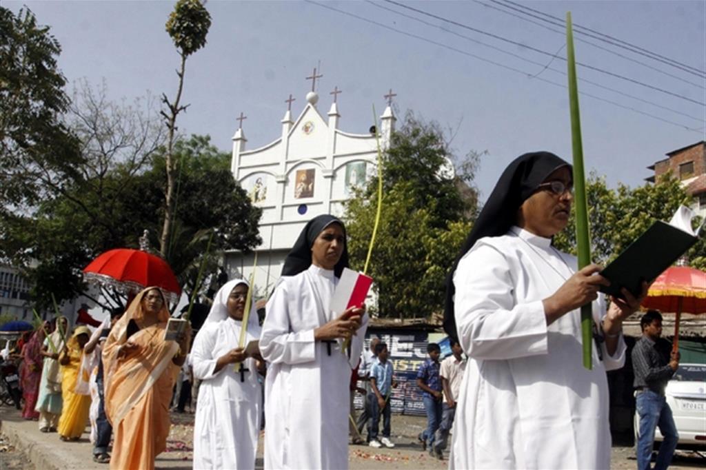 Processione di religiosi e fedeli cattolici a Bhopal in India (Ansa)