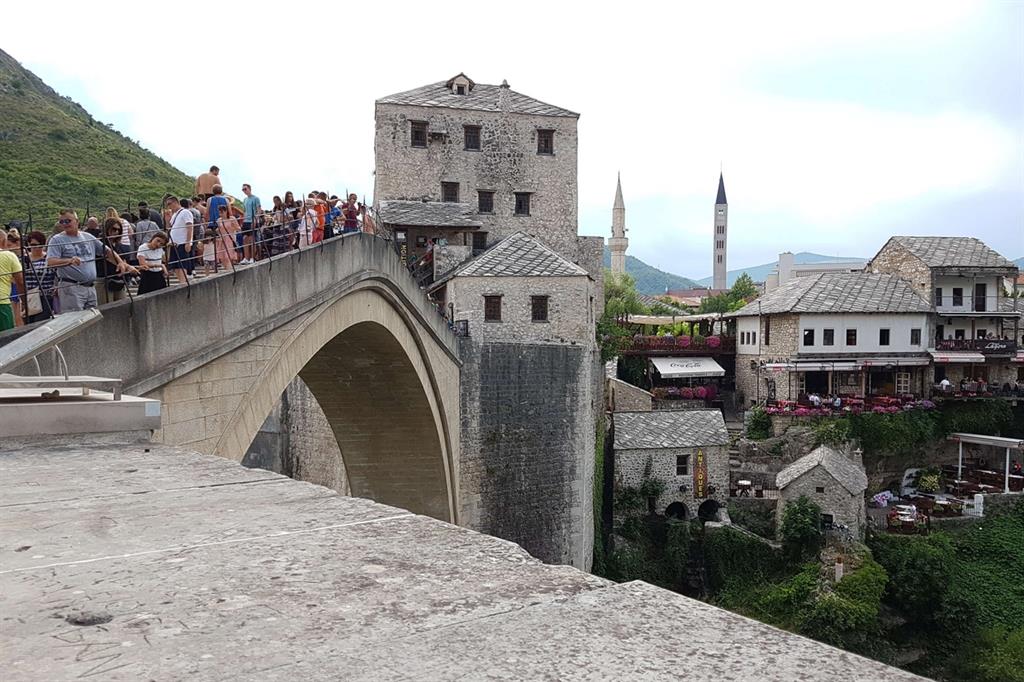 Lo storico ponte di Mostar, distrutto nel 1993 durante la guerra in Bosnia ed Erzegovina e poi ricostruito