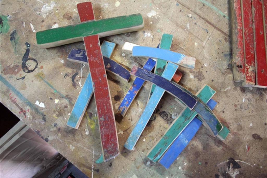 Le croci realizzate con il legno dei barconi dei migranti dal lampedusano Franco Tuccio per ricordare il naufragio del 3 ottobre 2013 in cui persero la vita 368 migranti (Ansa)