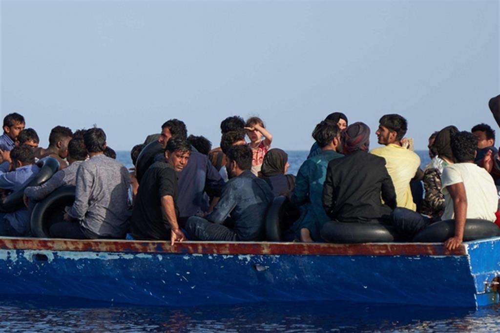 Uno dei barconi stracarichi di migranti che in questi giorni solcano il Mar Mediterraneo (foto Sea Eye)