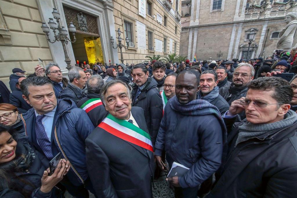 Il sindaco di Palermo Leoluca Orlando incontra in piazza il presidio solidale di cittadini