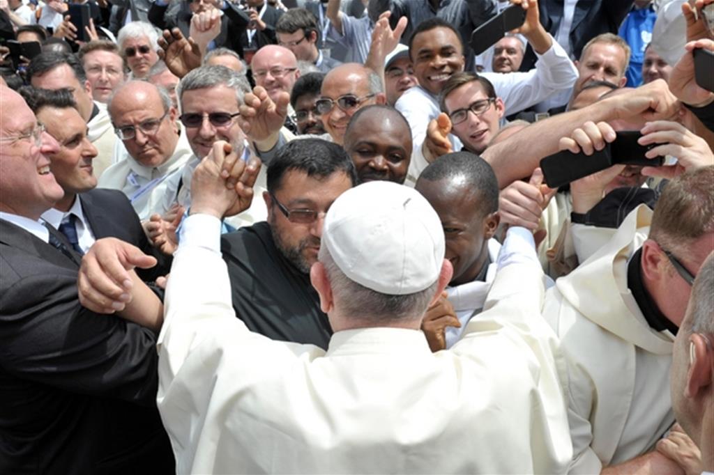 Papa Francesco con un gruppo di sacerdoti (Osservatore Romano)