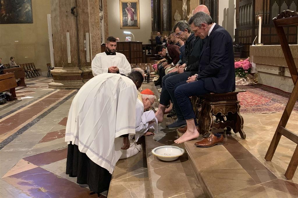 Il cardinale Bassetti compie la lavanda dei piedi della Cattedrale di Perugia