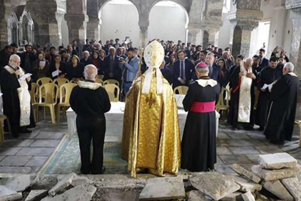 A Mosul nella chiesa siro cattolica di San Tommaso, ancora ingombra di macerie, una Messa per la pace e la riconciliazione