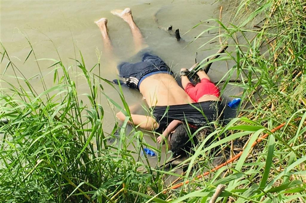 Un padre e una figlia. I loro corpi riversi nell'acqua del Rio Grande, nel vano tentativo di attraversare il confine Messico-Usa (Ansa)