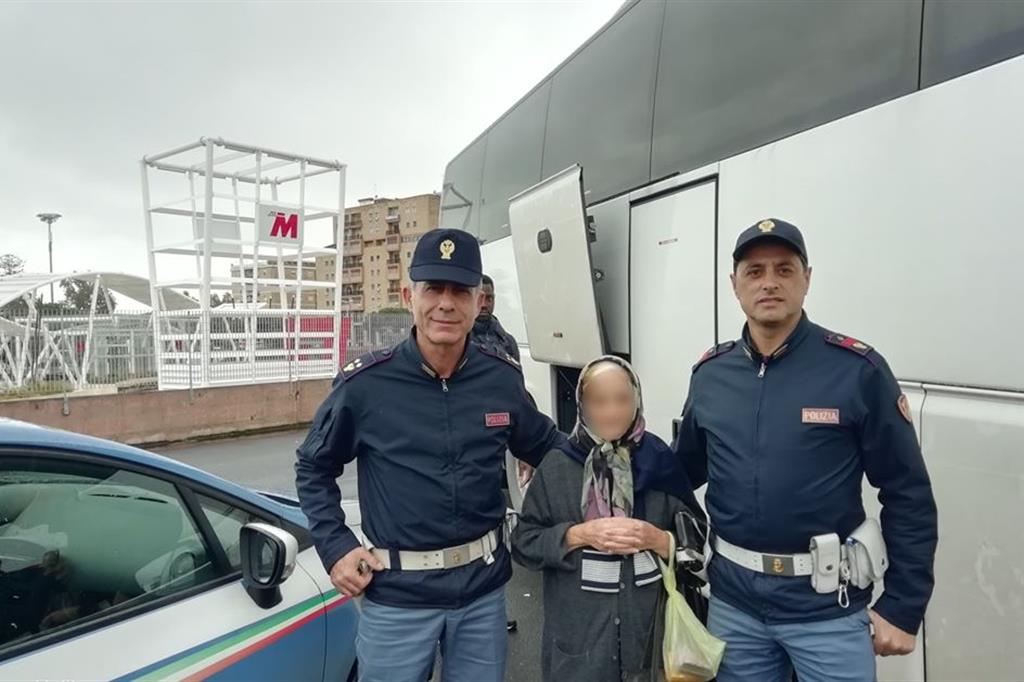 La signora con i due poliziotti che l'hanno aiutata (dal profilo Facebook "Agente Lisa" della Polizia)