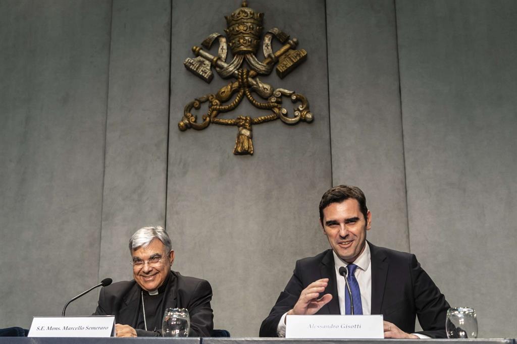 Monsignor Semeraro e il direttore della Sala stampa vaticana, Alessandro Gisotti, in conferenza stampa (Siciliani)