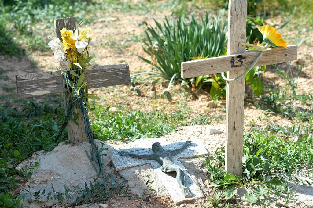 La tombe di migranti a Lampedusa (foto archivio Ansa)