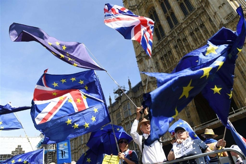 Le prtoteste contro Brexit davanti a Westminster a Londra (Ansa)