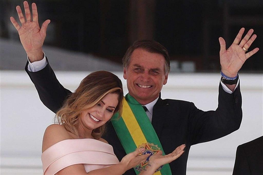Il neopresidente del Brasile Jair Bolsonaro e la moglie Michelle (Ansa)