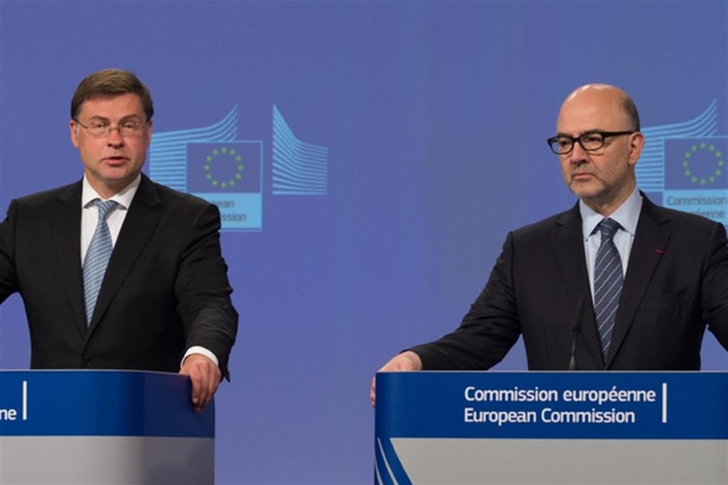 Valdis Dombrovskis e Pierre Moscovici, rispettivamente vicepresidente della Commissione e Commissario all'Economia