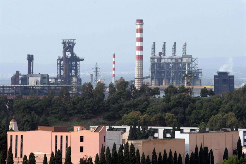 Gli impianti della fabbrica Ilva di Arcelor Mittal a Taranto (Ansa)