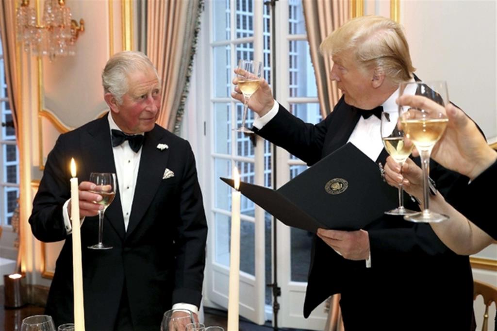 Il brindisi del principe Carlo e Donald Trump (Ansa)