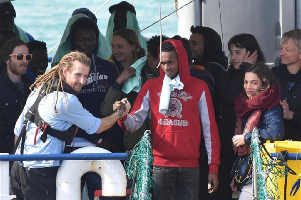 Inizia, finalmente dopo una lunga odissea, lo sbarco a Catania dei 47 migranti a bordo della Sea Watch. È il 31 gennaio 2019 (Ansa)