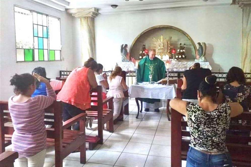 Le mamme dei prigionieri politici in preghiera nella chiesa di San Miguel Arcangel di Masaya, vicino a Managua