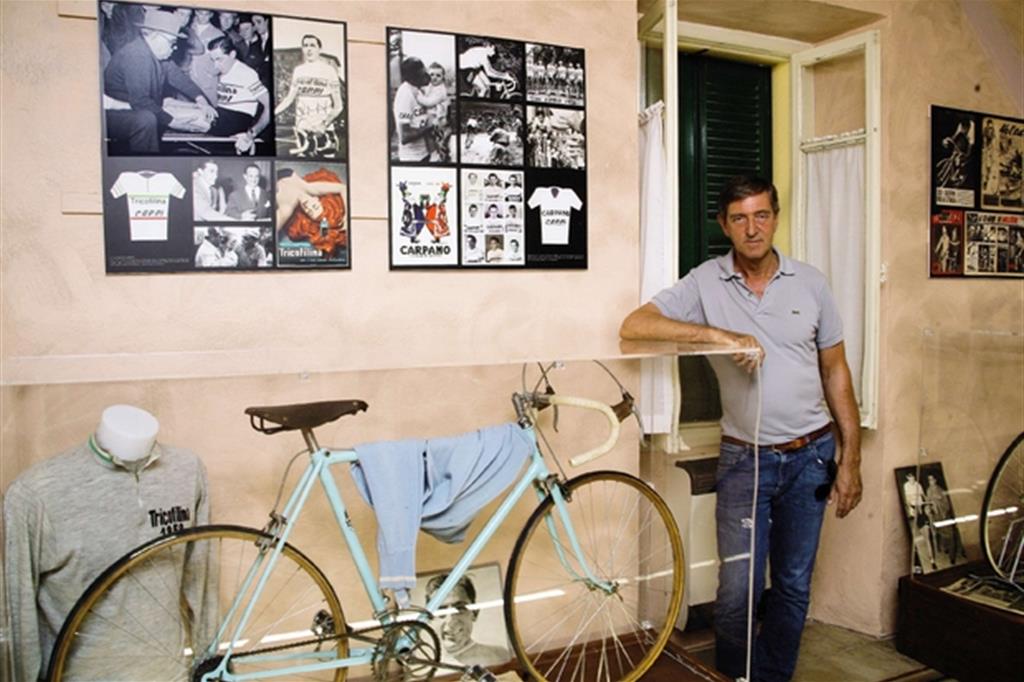 il figlio Faustino con la bicicletta conservata nella casa natale (Nevio Doz)