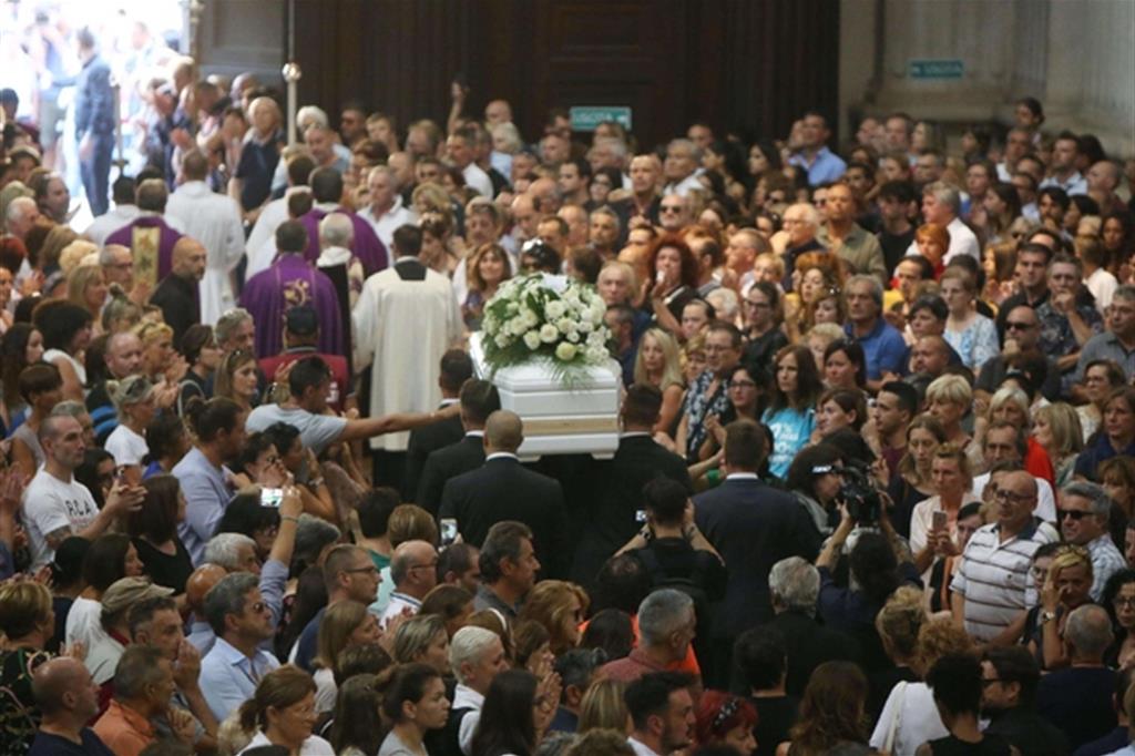 Il funerale all'interno della Cattedrale di Brescia (Ansa)