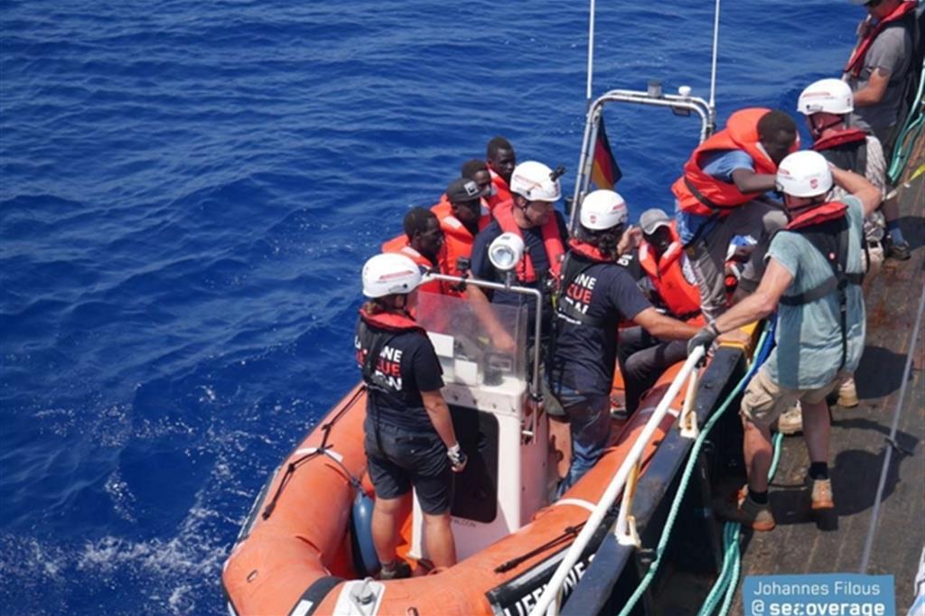 Le immagini del salvataggio di ieri: 101 migranti alla deriva a bordo di un gommone sono stati raccolti dalla nave Eleonore della ong Lifeline, che ora fa rotta verso un porto sicuro a nord