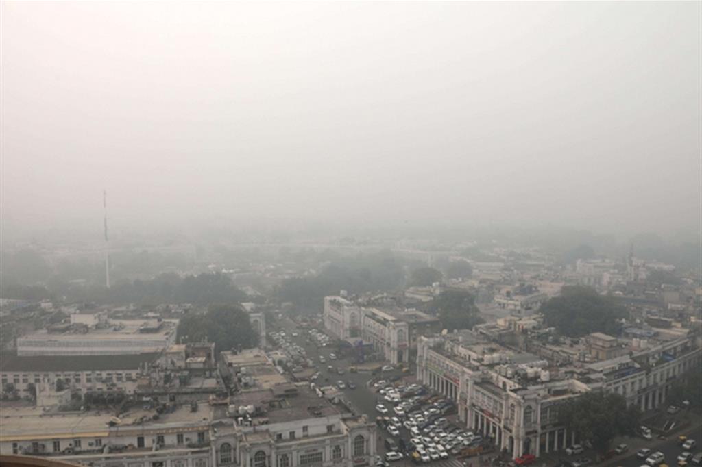 Una vedutra aerea del centro della capitale indiana Delhi avvolto dallo smog (Ansa)