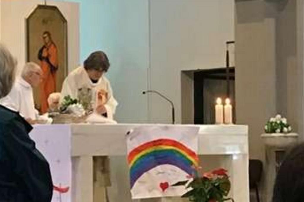 Don Biancalani celebra Messa nella sua chiesa (Foto da Facebook)