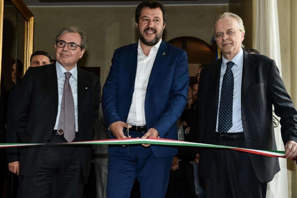 Il taglio del nastro: da sinistra il direttore dell'agenzia Bruno Frattasi, il ministro dell'Interno, Matteo Salvini e il prefetto di Milano Renato Saccone