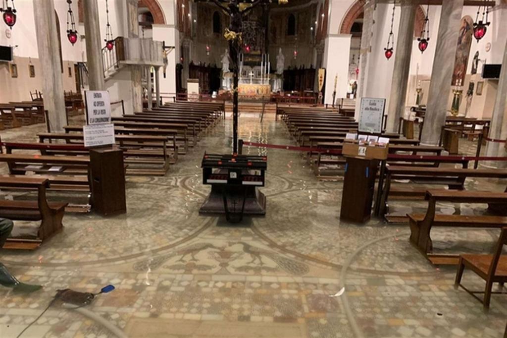 Una panoramica dell’interno della chiesa di San Donato a Murano (Pagina Facebook di Gente Veneta)