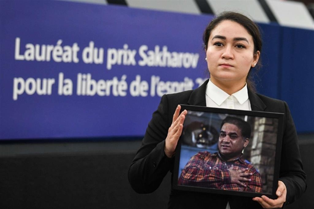 Jewher Ilham, la figlia di Ilham Tohti con l'immagine del padre alla consegna del premio Sakharov