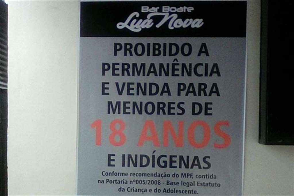 Il cartello recita: «Proibita la permanenza e la vendita (di alcolici) ai minori di 18 anni e agli indigeni»