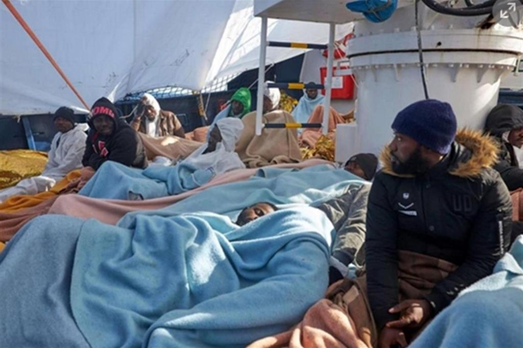 Migranti sulla Alan Kurdi il 7 aprile nell'attesa dello sbarco a Malta (Foto Twitter/Sea Eye)