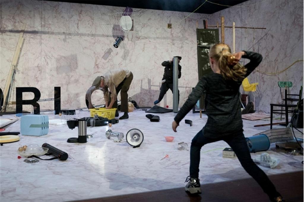 Un momento di “War” del regista olandese Jetse Batelaan, Leone d’argento alla Biennale Teatro di Venezia